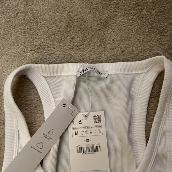 White basic tank top - Picture 2 of 3